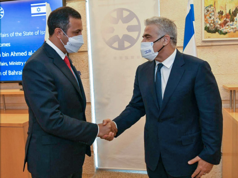 Außenminister Lapid mit Scheich Abdulla bin Ahmed bin Abdulla Al Khalifa im Außenministerium in Jerusalem